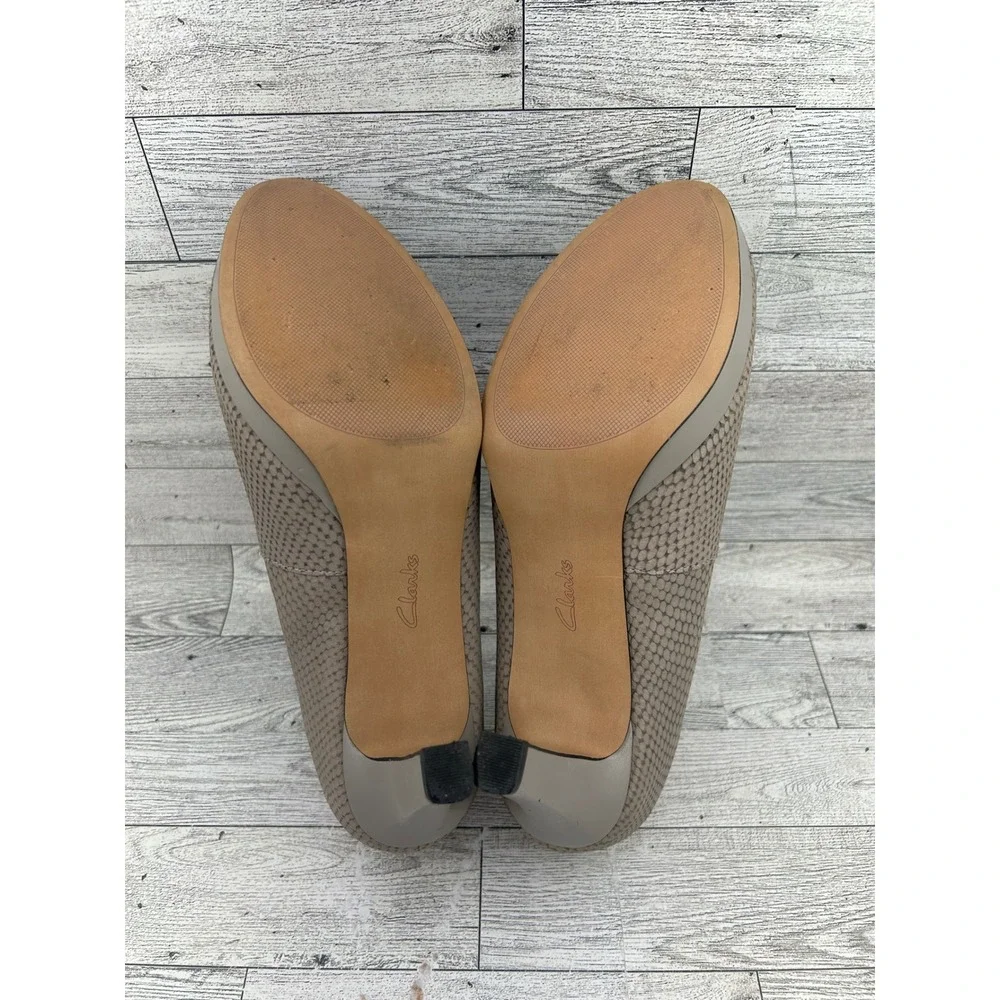 Clarks Artisan Taupe Snakeskin Textured Platform Pump Heels Round Toe Women 8.5M